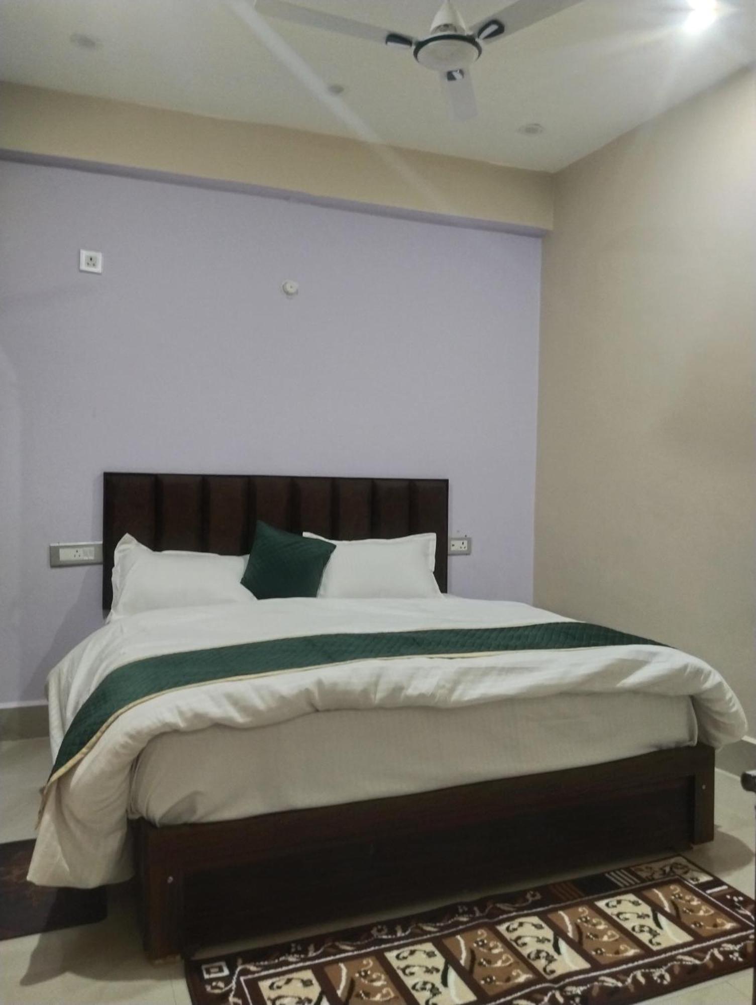 Dixit Residency Hotell Vrindāvan Exteriör bild
