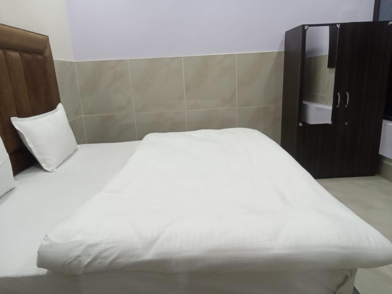 Dixit Residency Hotell Vrindāvan Exteriör bild