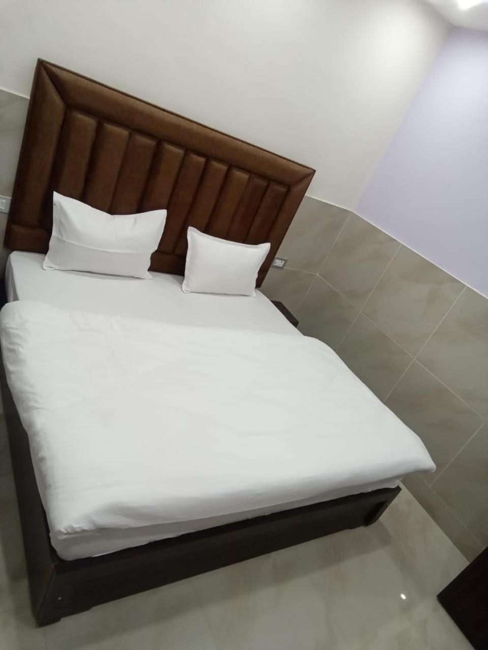 Dixit Residency Hotell Vrindāvan Exteriör bild