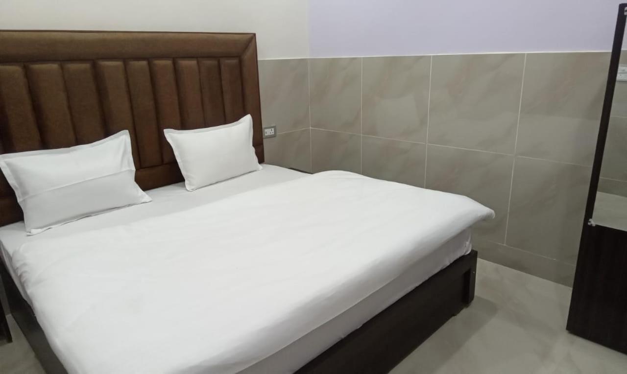 Dixit Residency Hotell Vrindāvan Exteriör bild