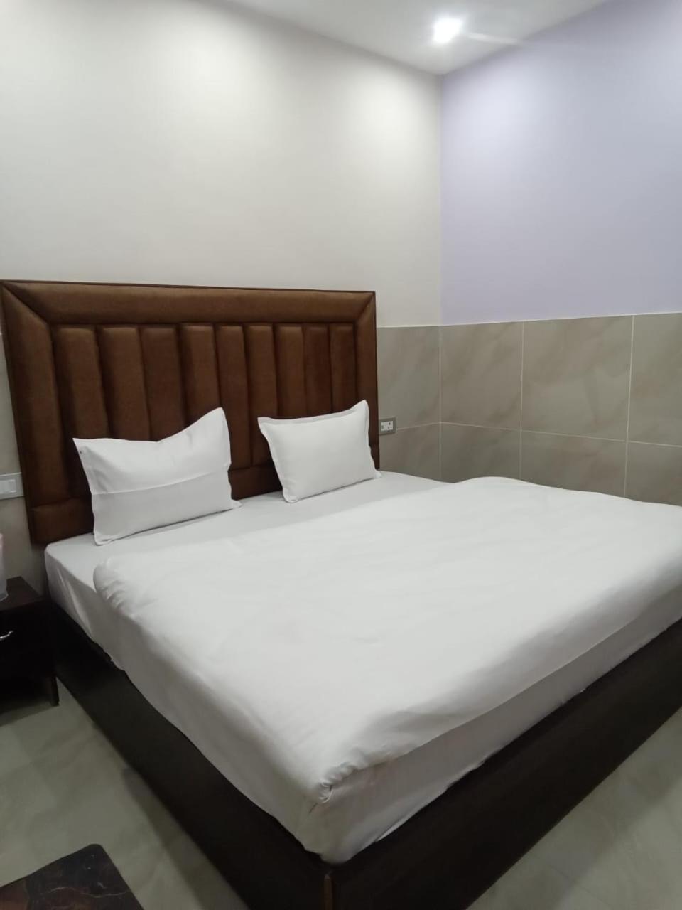 Dixit Residency Hotell Vrindāvan Exteriör bild