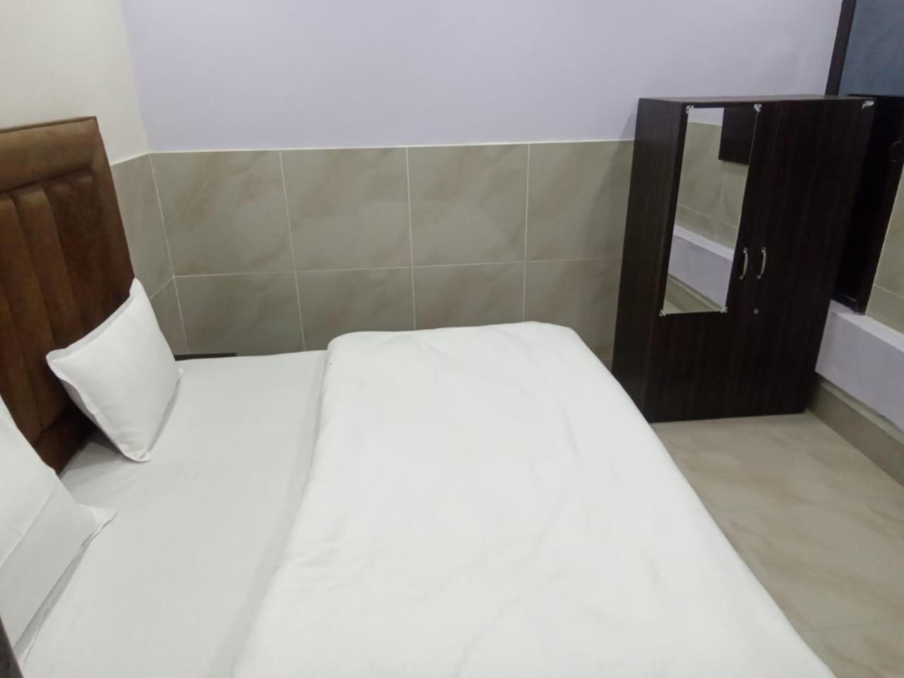 Dixit Residency Hotell Vrindāvan Exteriör bild