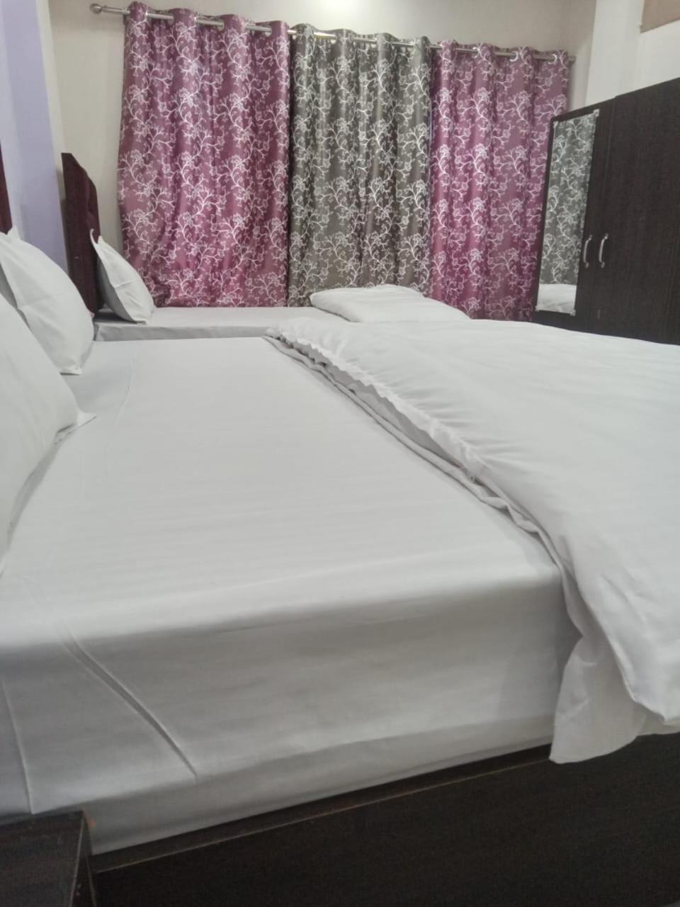 Dixit Residency Hotell Vrindāvan Exteriör bild